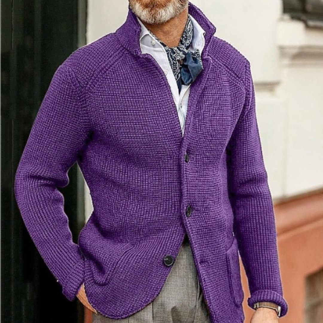 Giacca cardigan viola in maglia per uomo, elegante e casual, abbinata a camicia bianca e cravatta a fantasia. Moda maschile autunnale.