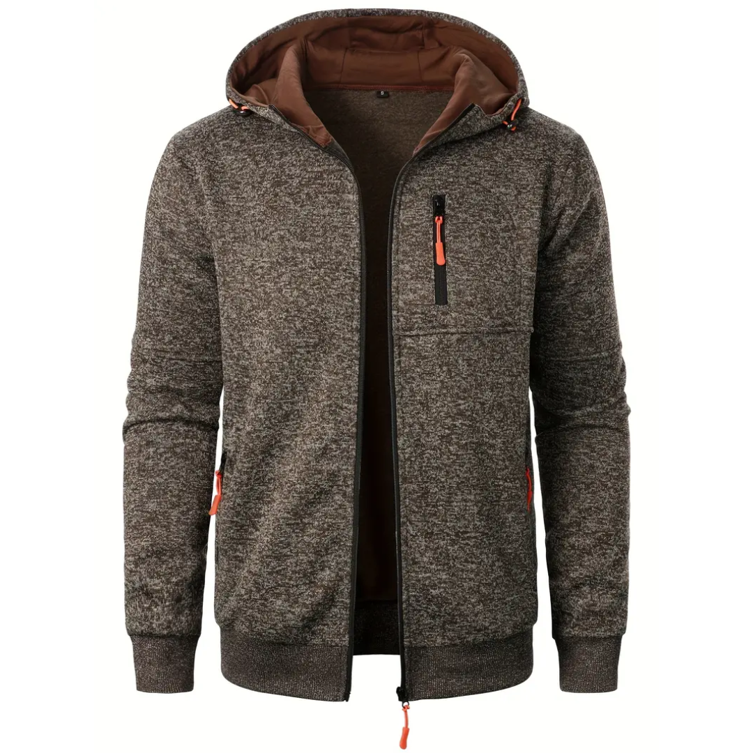 Giacca in pile grigio con cappuccio, zip frontale, tasche laterali e dettagli arancioni. Abbigliamento casual uomo, moda autunno-inverno.