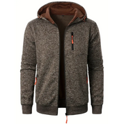 Giacca in pile grigio con cappuccio, zip frontale, tasche laterali e dettagli arancioni. Abbigliamento casual uomo, moda autunno-inverno.