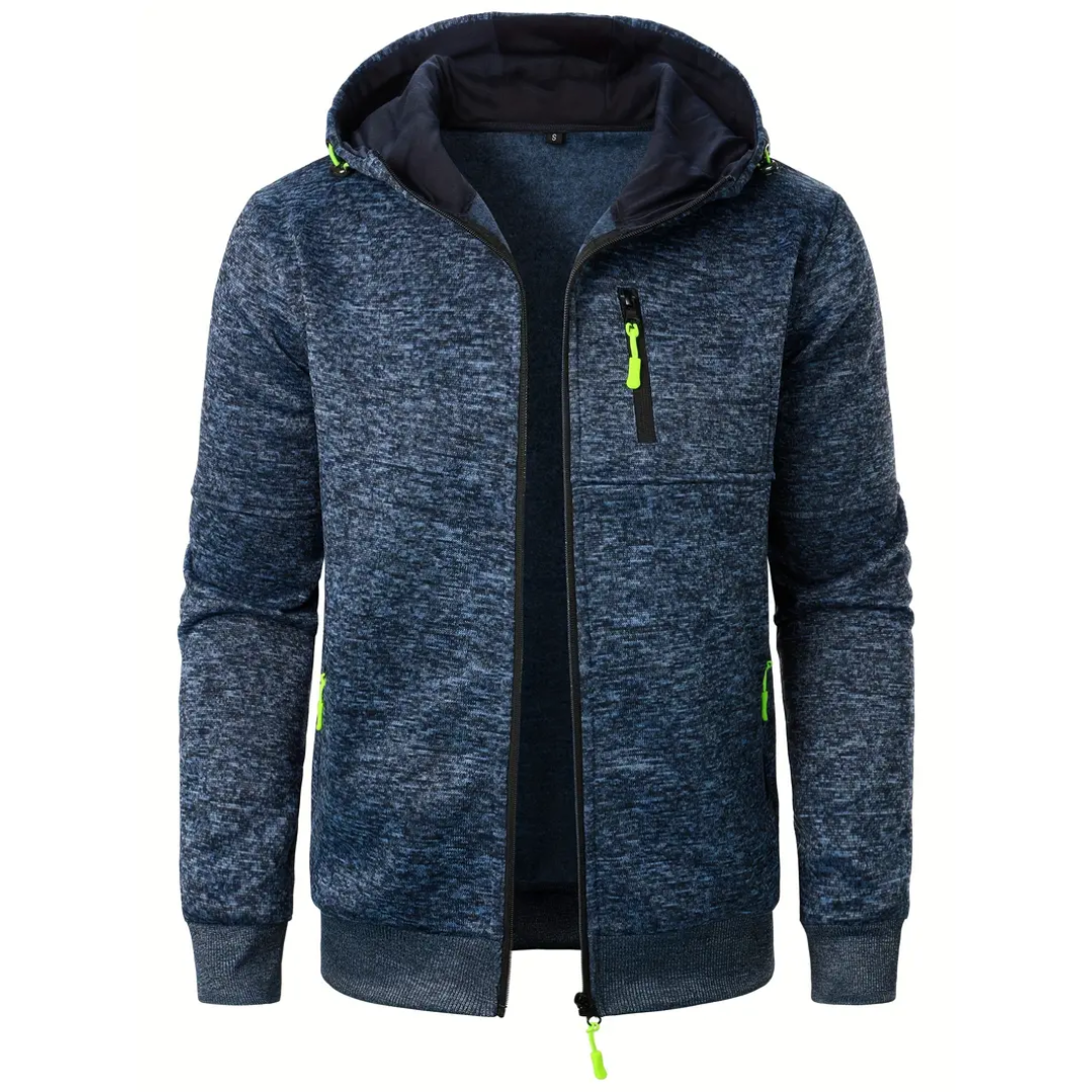 Giacca sportiva con cappuccio blu scuro, zip verde fluorescente, tasche laterali, tessuto in pile, ideale per attività outdoor e casual.