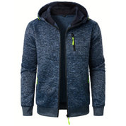 Giacca sportiva con cappuccio blu scuro, zip verde fluorescente, tasche laterali, tessuto in pile, ideale per attività outdoor e casual.