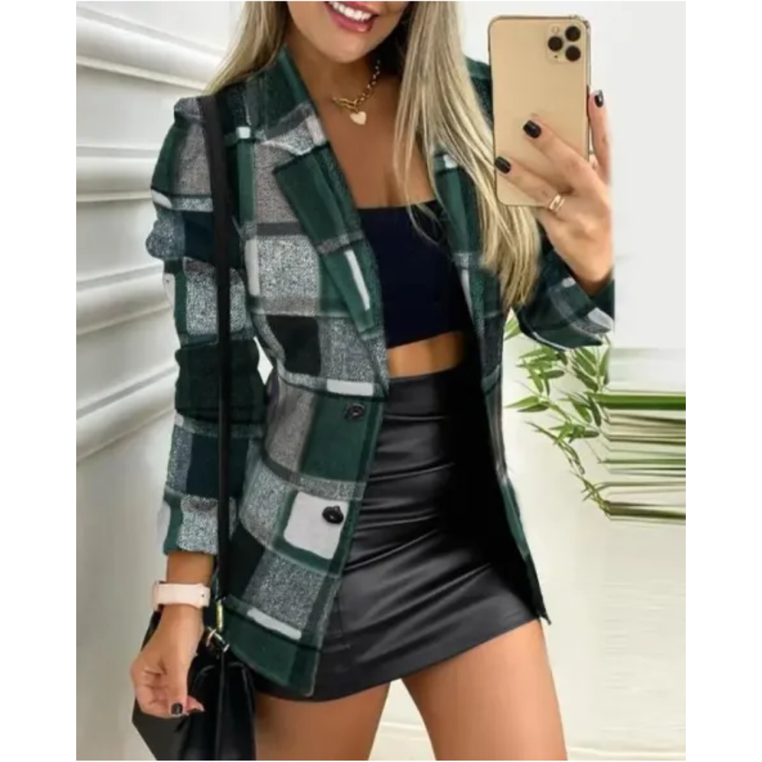 Giacca a quadri verde e grigia da donna, abbinata a top nero e gonna in pelle. Look moderno e chic, perfetto per moda autunnale.