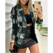 Giacca a quadri verde e grigia da donna, abbinata a top nero e gonna in pelle. Look moderno e chic, perfetto per moda autunnale.
