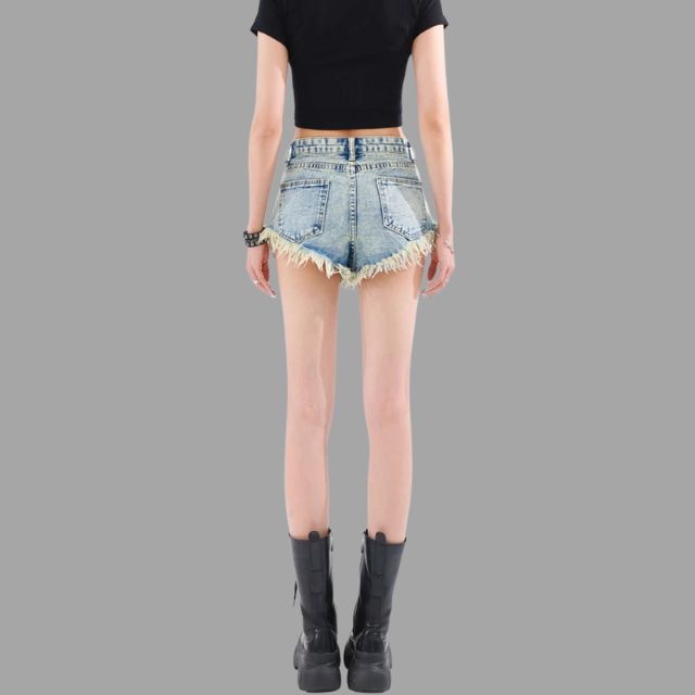Donna in pantaloncini di jeans strappati e stivali neri, vista posteriore. Moda casual estiva, abbigliamento femminile trendy.