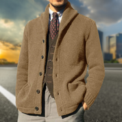 Giacca cardigan marrone da uomo, elegante e casual, con bottoni, indossata su camicia e cravatta. Moda autunnale maschile, stile urbano.