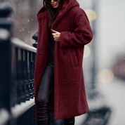 Cappotto lungo in lana borgogna, donna, con cappuccio, stile invernale, elegante e caldo, perfetto per moda urbana.