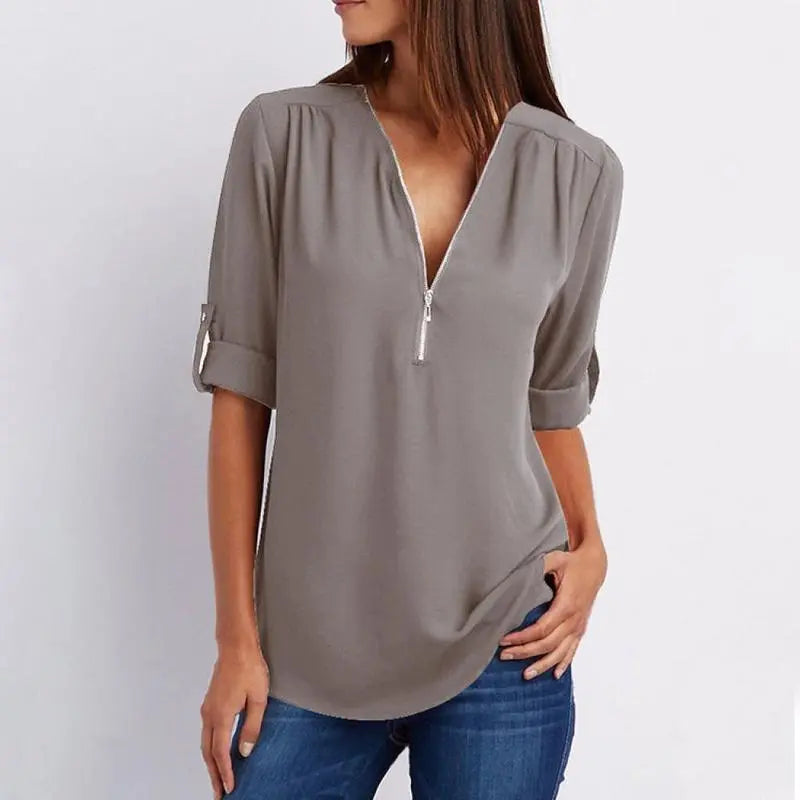 Blusa donna grigia con zip, maniche a 3/4 arrotolate, scollo a V, stile casual elegante, perfetta per abbigliamento quotidiano e ufficio.