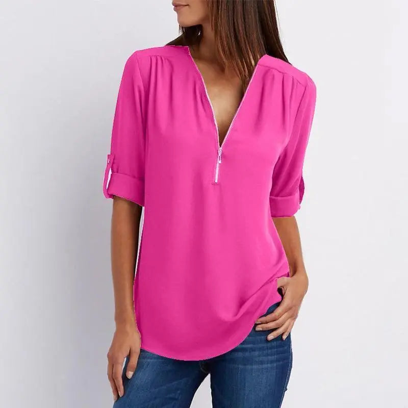 Blusa donna fucsia con zip, maniche a 3/4, scollo a V, tessuto leggero. Ideale per look casual e moda estiva. Disponibile in varie taglie.