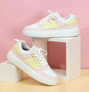 Scarpe da ginnastica bianche e rosa pastello su sfondo rosa, design moderno, suola spessa, perfette per moda casual e sportiva.