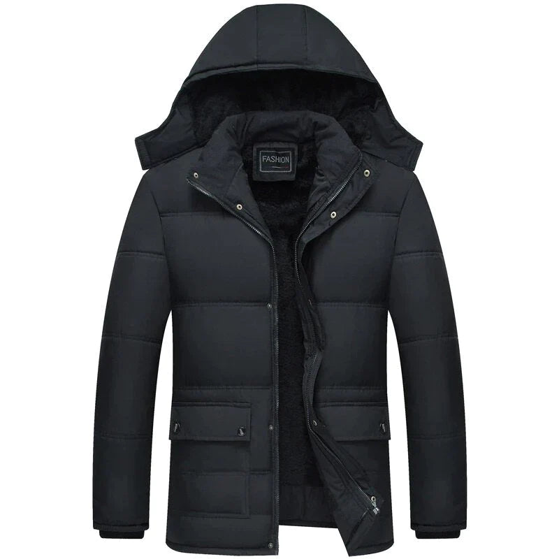 Giacca invernale uomo nera imbottita con cappuccio, chiusura zip, tasche frontali. Elegante e calda, ideale per climi freddi.
