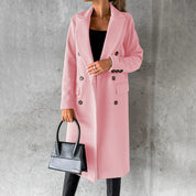 Cappotto rosa donna elegante, doppio petto, con bottoni neri, abbinato a borsa nera e outfit casual. Moda autunnale, stile chic femminile.