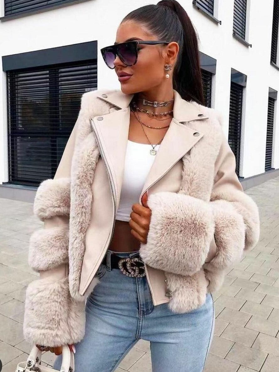 Donna con giacca in ecopelliccia beige, occhiali da sole, top bianco e jeans. Moda autunnale, stile urbano chic.