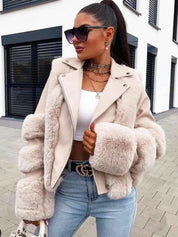 Donna con giacca in ecopelliccia beige, occhiali da sole, top bianco e jeans. Moda autunnale, stile urbano chic.