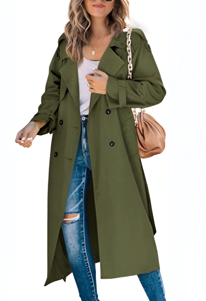 Donna con trench verde, jeans strappati e borsa beige. Moda autunnale, cappotto elegante, abbigliamento casual chic.