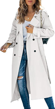 Donna con trench bianco, jeans strappati e borsa a catena. Moda autunnale, cappotto elegante, abbigliamento casual chic.