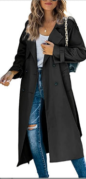 Donna con cappotto nero lungo, jeans strappati e borsa a catena. Moda autunnale, abbigliamento casual chic, stile urbano.