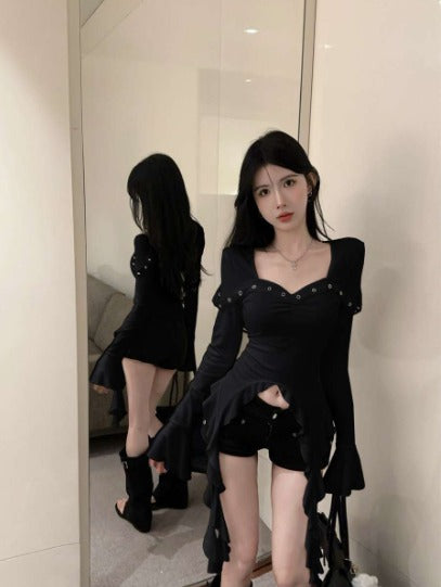 Donna in abito nero elegante davanti a uno specchio, riflesso visibile. Moda femminile, abbigliamento trendy, stile moderno.