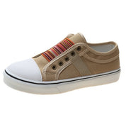 Scarpa casual beige da uomo con punta bianca e dettagli a righe colorate. Design slip-on, suola in gomma. Perfetta per look estivi e urbani.