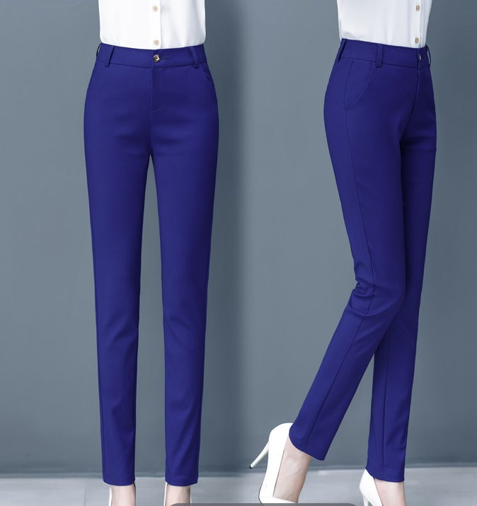 Pantaloni eleganti blu da donna, taglio slim, abbinati a camicia bianca e tacchi alti. Moda ufficio, abbigliamento formale, stile professionale.