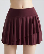 Gonna corta a pieghe bordeaux, stile casual, tessuto leggero, ideale per moda estiva e abbigliamento femminile trendy.
