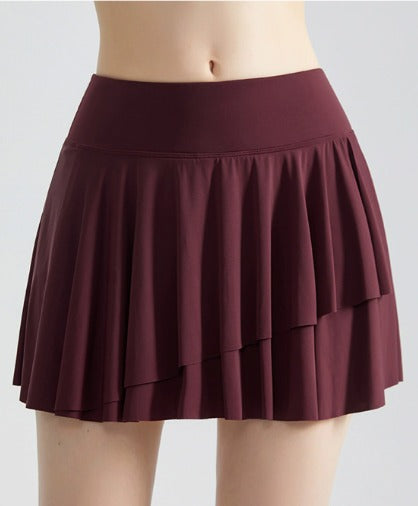 Gonna corta a pieghe bordeaux, stile casual, tessuto leggero, ideale per moda estiva e abbigliamento femminile trendy.
