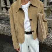 Giacca beige in pelle scamosciata, camicia bianca, pantaloni bianchi, cintura nera. Moda autunnale elegante e casual per uomo.