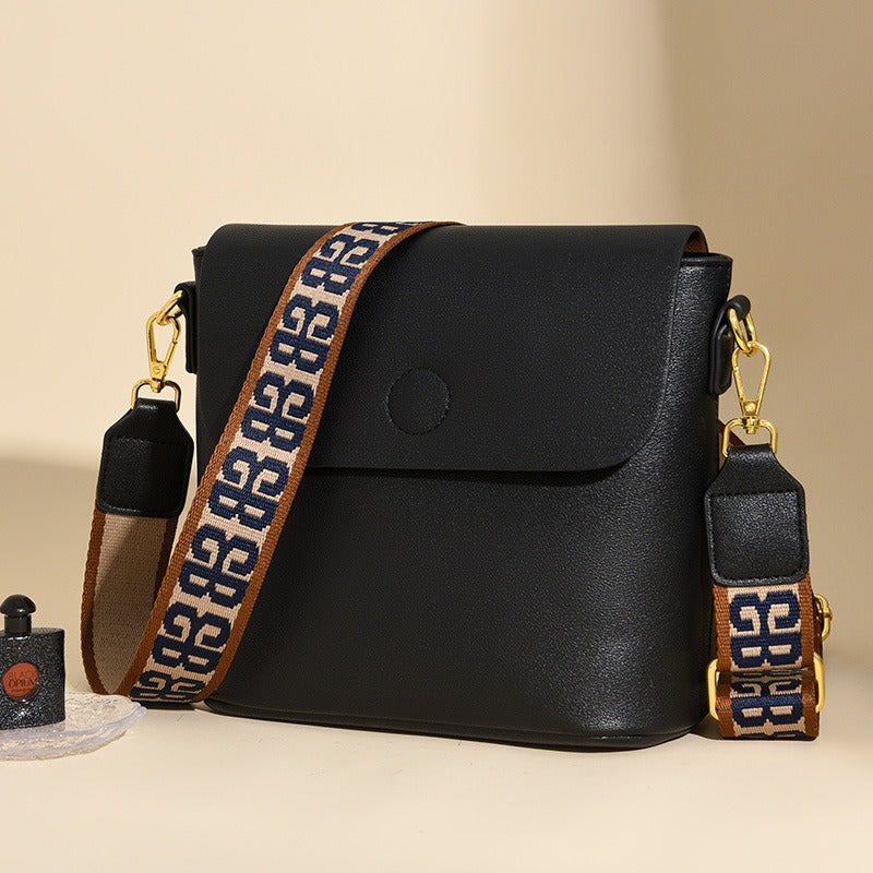 Remi | Borsa a tracolla estiva in pelle vegana | Design con patta