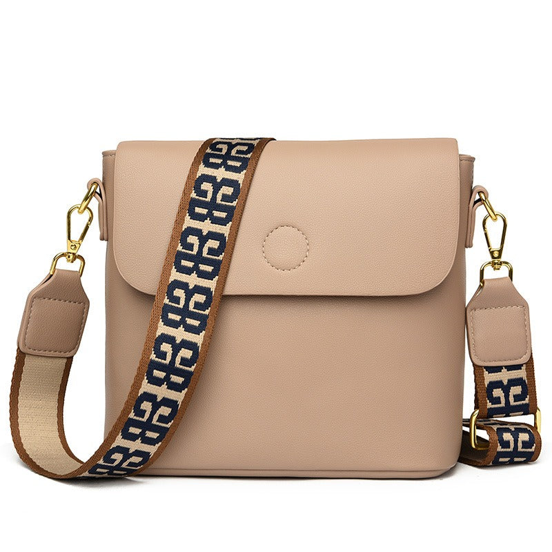 Remi | Borsa a tracolla estiva in pelle vegana | Design con patta