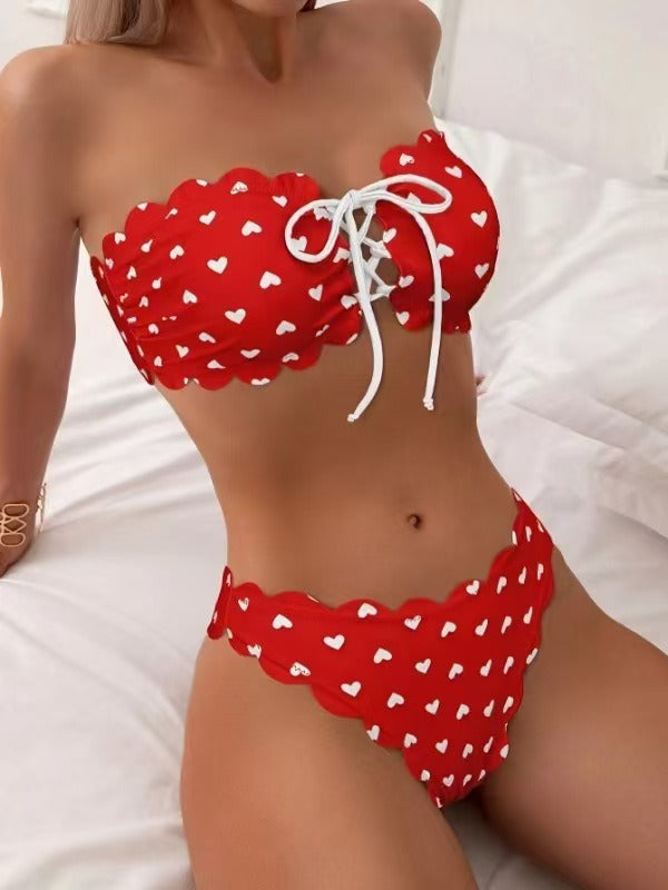 Sommerlicher gepunkteter trägerloser Bikini für einen lässigen Stil