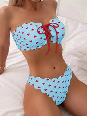 Sommerlicher gepunkteter trägerloser Bikini für einen lässigen Stil