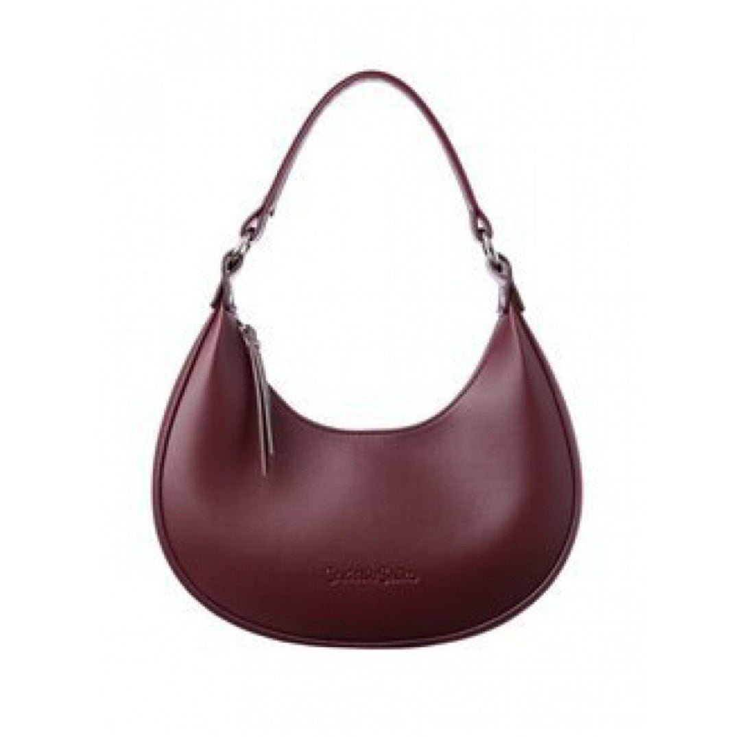 Transform your look with the elegant shoulder bag in European leather Madison