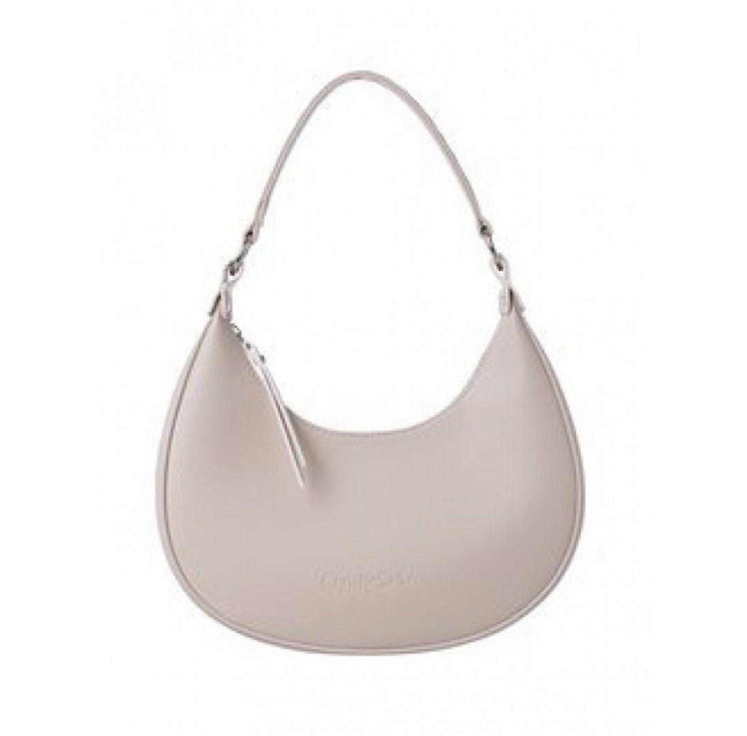 Transform your look with the elegant shoulder bag in European leather Madison