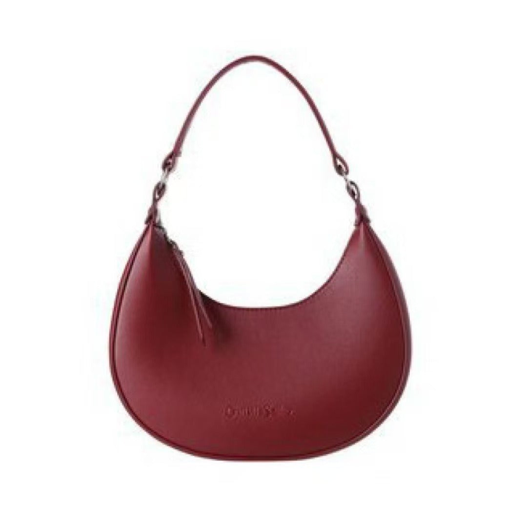 Transform your look with the elegant shoulder bag in European leather Madison