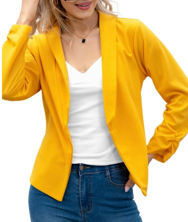 Giacca blazer donna gialla, elegante e moderna, abbinata a top bianco e jeans. Moda femminile, abbigliamento casual chic, tendenze 2023.