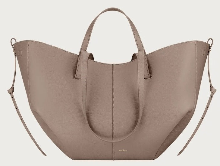 Borsa a mano in pelle beige, design elegante e moderno, con manici corti e dettagli laterali. Accessorio di moda per donna.