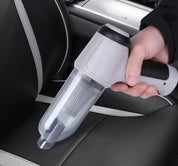 Aspirapolvere portatile per auto in uso su sedile in pelle nera, design compatto, ideale per pulizia interni auto, rimozione polvere e detriti.