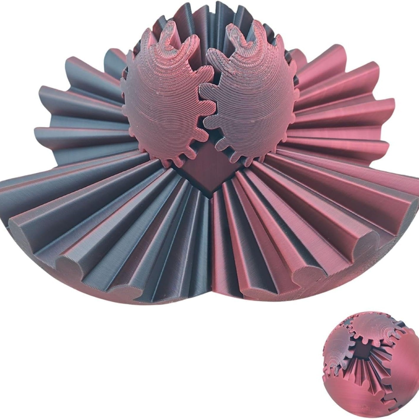 Scultura astratta 3D in plastica rosa e grigia, design geometrico con ingranaggi e pieghe, arte moderna, stampa 3D innovativa.