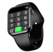 Orologio smart nero con quadrante numerico, cinturino in silicone, funzione chiamata. Tecnologia indossabile, smartwatch moderno.