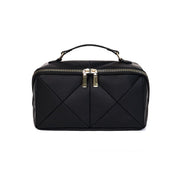 Borsa da viaggio nera in pelle trapuntata con manico superiore e doppia cerniera dorata. Design elegante e moderno, ideale per viaggi e accessori.