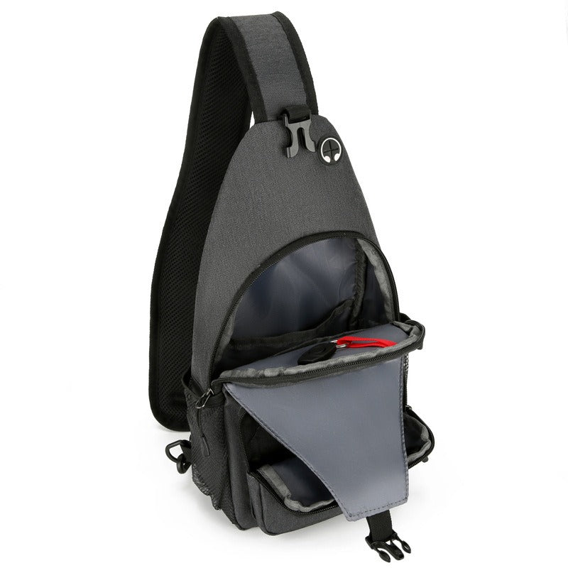 Zaino monospalla nero aperto, con scomparti multipli e tasca frontale, ideale per viaggi e attività all'aperto. Design compatto e funzionale.