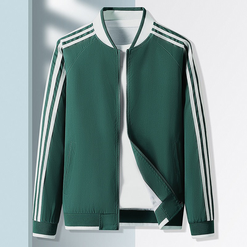 Giacca sportiva verde con strisce bianche, stile casual, chiusura a zip, ideale per moda streetwear e abbigliamento sportivo uomo.