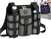 Borsa a tracolla grigia con tasche multiple, cerniere e fibbie, ideale per escursioni e viaggi. Design funzionale e resistente.