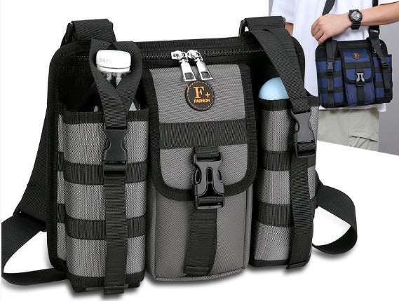 Borsa a tracolla grigia con tasche multiple, cerniere e fibbie, ideale per escursioni e viaggi. Design funzionale e resistente.