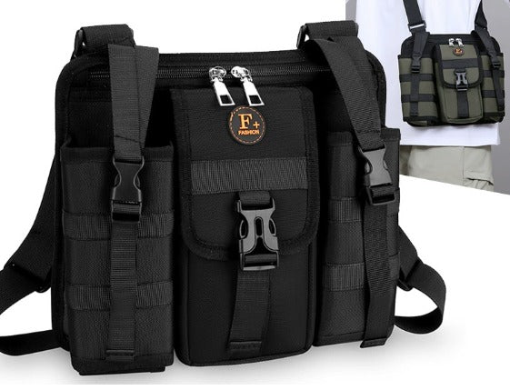 Zaino tattico nero con tasche multiple e fibbie, ideale per escursioni e attività outdoor. Design robusto e funzionale per avventure all'aperto.