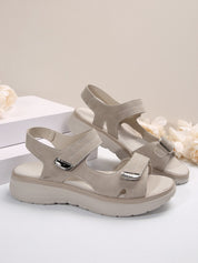 Sandali beige da donna con zeppa, chiusura a strappo, suola antiscivolo. Design elegante e comodo, perfetti per l'estate e passeggiate.