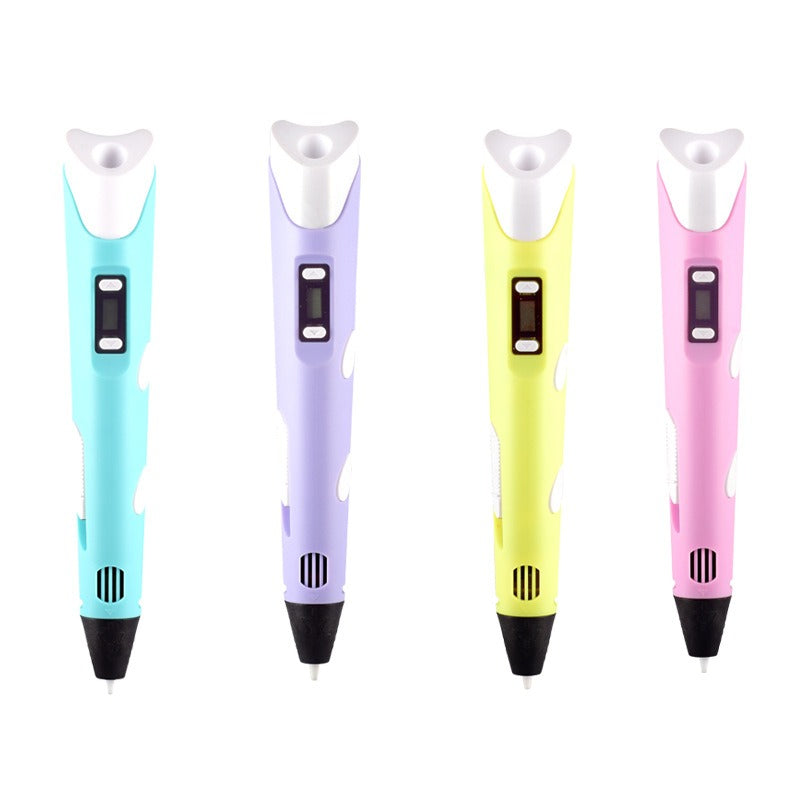 Quattro penne 3D colorate (azzurra, viola, gialla, rosa) su sfondo bianco, ideali per disegno creativo e stampa tridimensionale.