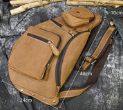 Zaino a tracolla in pelle marrone con tasche multiple e cerniere, dimensioni 48x24 cm, ideale per escursioni e viaggi. Design robusto e pratico.