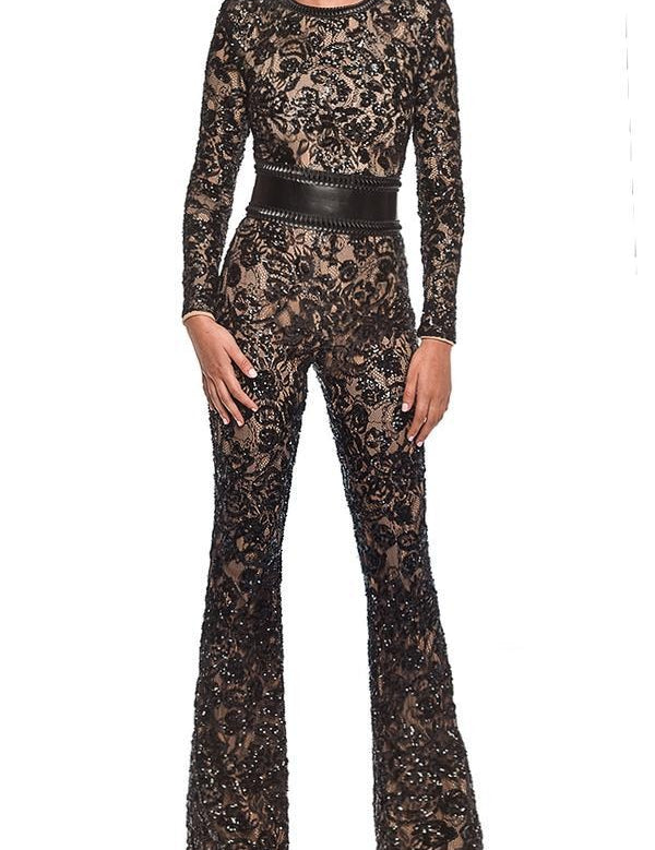 Tuta elegante in pizzo nero con dettagli floreali e cintura in vita. Moda donna, abbigliamento da sera, stile sofisticato.