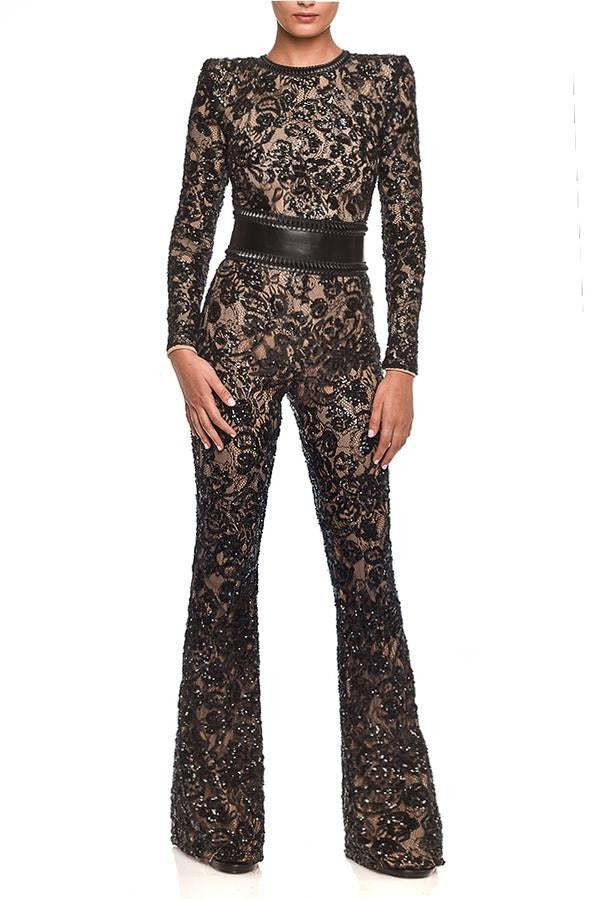 Tuta elegante in pizzo nero con dettagli floreali e cintura in vita. Moda donna, abbigliamento da sera, stile sofisticato.