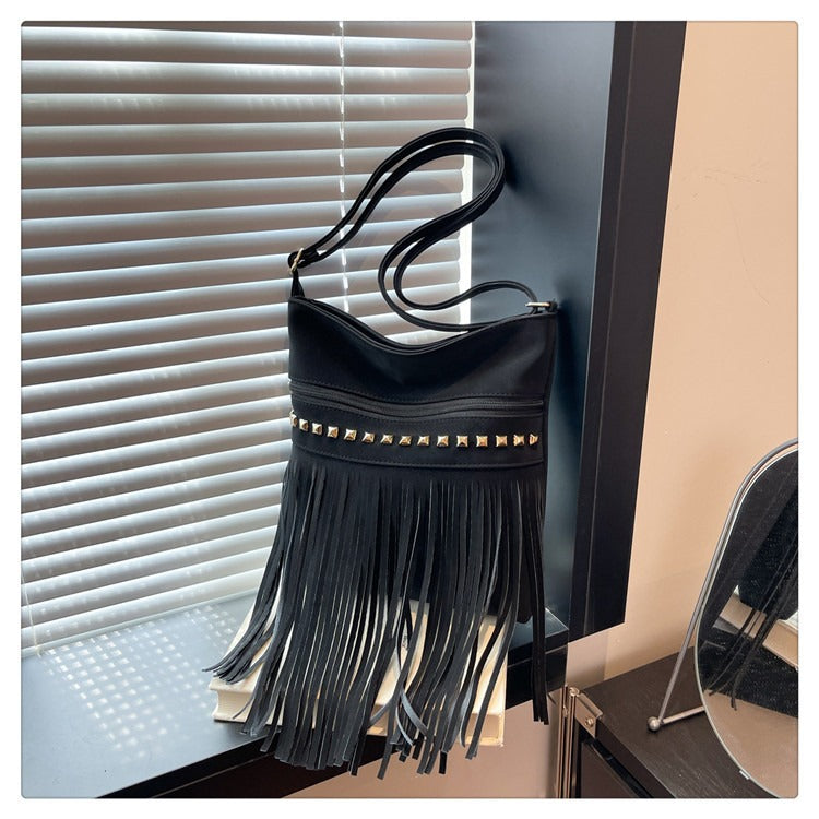Vintage fringe shoulder bag for women, retro bohemian style